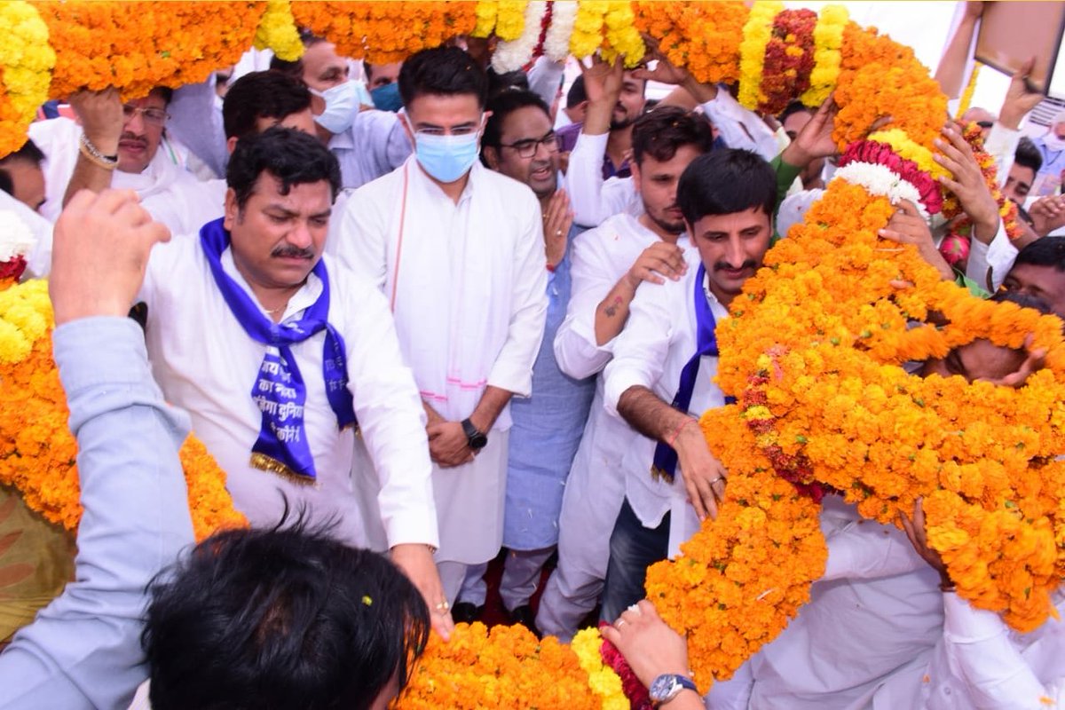 आज आदरणीय सचिन पायलट जी ने चाकसू में पधारकर संविधान निर्माता बाबा साहेब डॉ. भीमराव अंबेडकर जी की विशाल अष्ट धातु से बनी प्रतिमा का अनावरण किया । समारोह में पधारे सभी मेहमानों का धन्यवाद साथ ही आप सभी चाकसू की जनता का दिल की गहराइयों से  बहुत बहुत धन्यवाद व आभार।🙏 <a href="/SachinPilot/">Sachin Pilot</a>