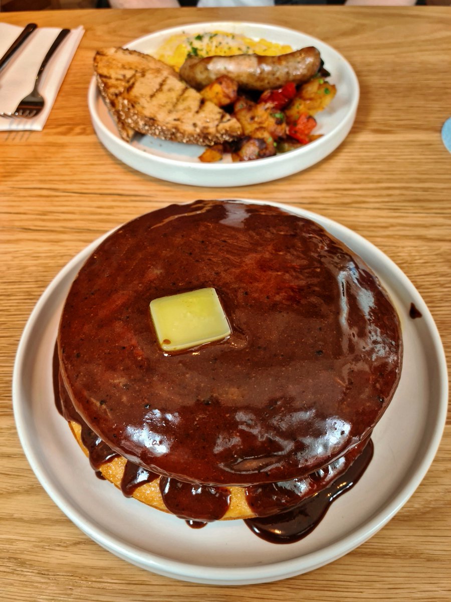 Have you tried the famous Sunday pancakes with hazelnut maple praline at Sunday in Brooklyn yet? Definitely one of my favourite new #brunch spots in #London.