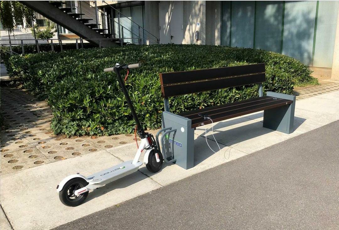 LatamHD's tweet photo. Micromovilidad con Steora Cyclo. 🚴🛴Un banco inteligente todo en uno que también sirve como estación de reparación de bicicletas, estación de carga para scooters y una toma de energía de emergencia, todo impulsado por energía solar☀️#smartcity #desarrollourbano #futurosostenible https://t.co/81YB326ZWY
