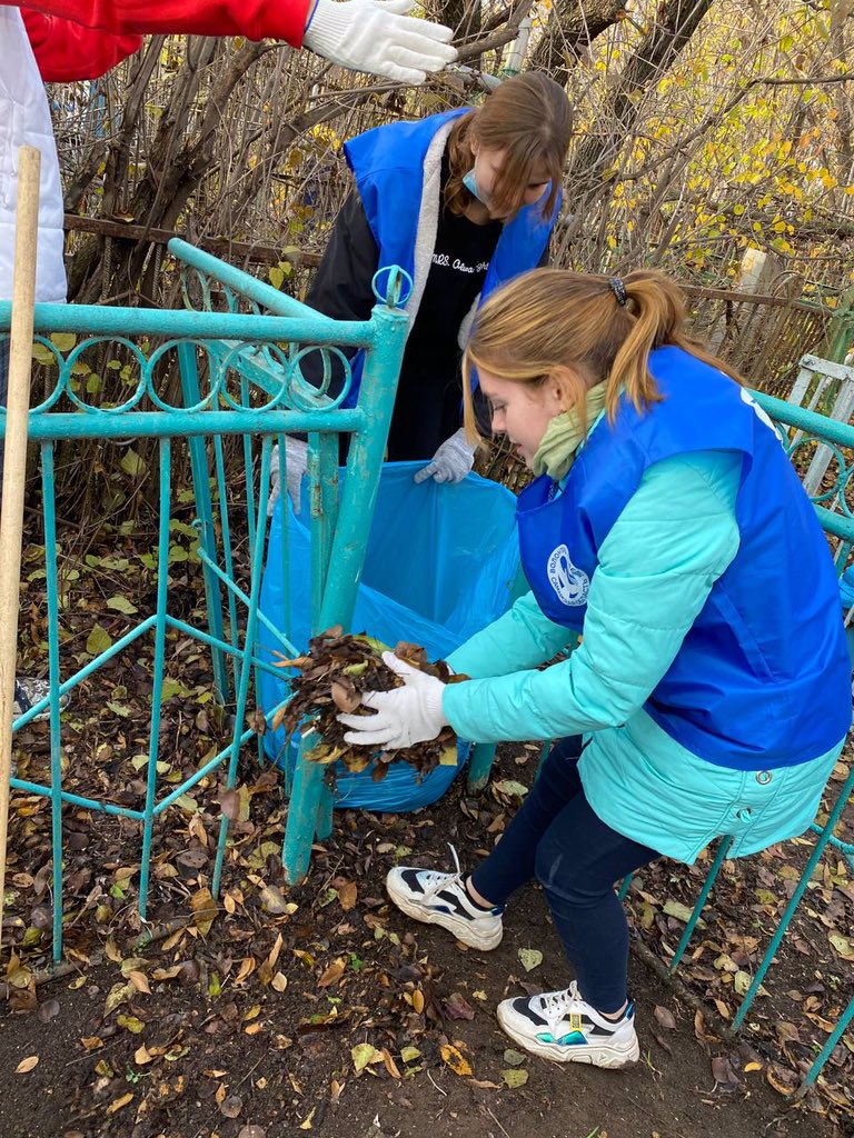 Приняли участие в уборке воинских захоронений на территории кладбища «Кряжское». Помним, чтим, гордимся! 
#МолодаяГвардия #ВолонтерыПобеды
#СамарскийПолитехническийКолледж

<a href="/AskerovaEmiliya/">Аскерова Эмилия Юрьевна</a> <a href="/AA_Korobkov/">Алексей Коробков</a> <a href="/SpirinSergeiA/">Спирин Сергей</a>