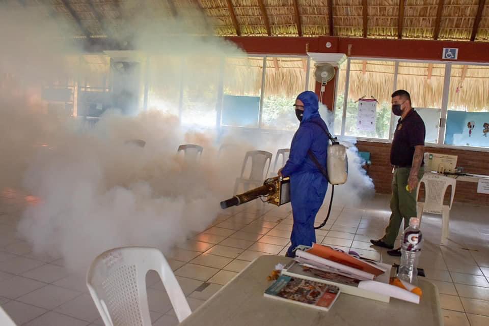 El Gobierno Municipal agradece la loable labor de la empresa Emilimpio Huatulco  quien el día de hoy realizó sanitización en el Palacio Municipal, espacios públicos y en diferentes áreas en la cabecera municipal.