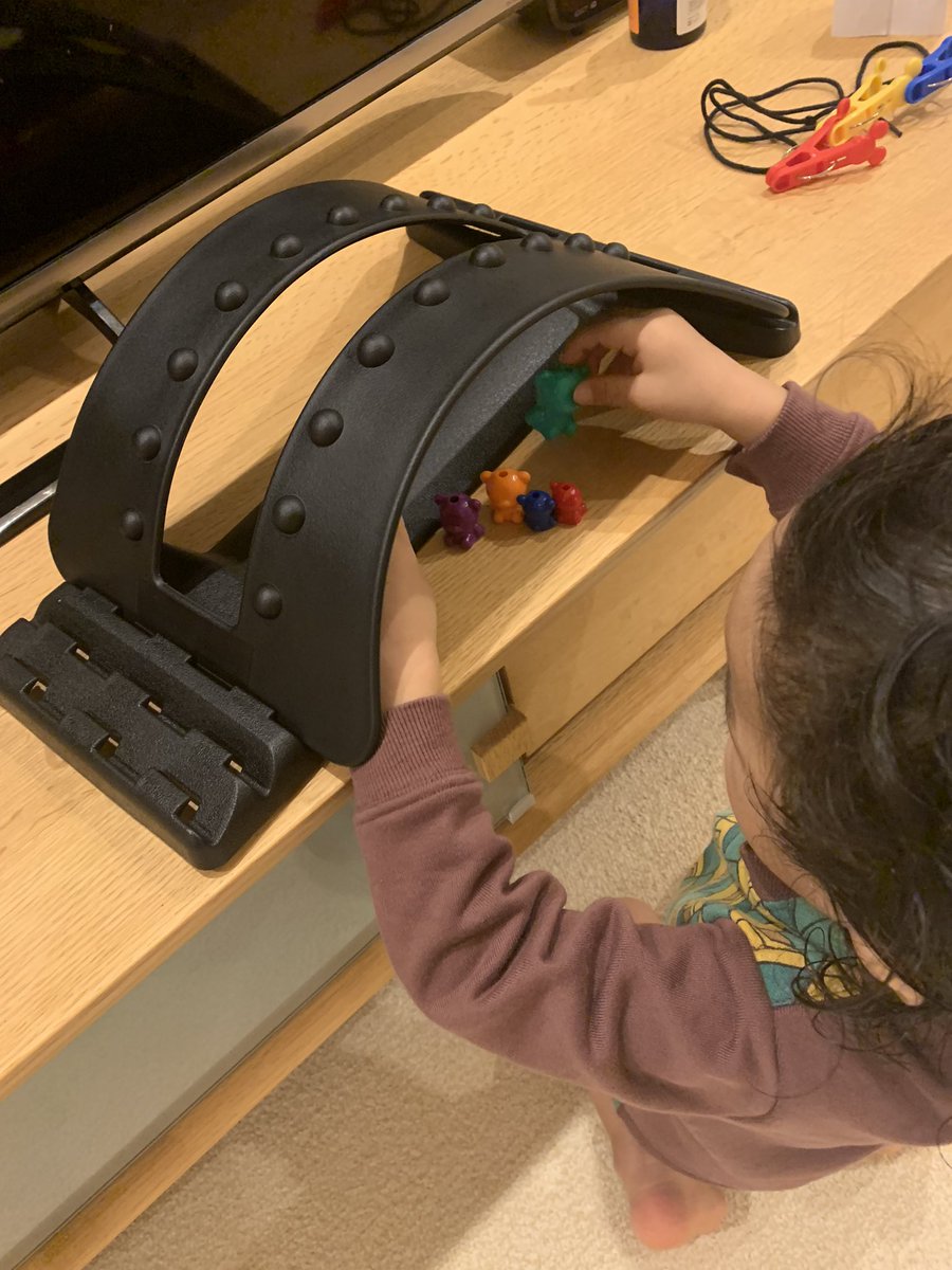 run_705's tweet photo. 腰のストレッチ用に買った器具が一瞬にして遊び道具と化す件
#2歳児
#育児あるある
#土浦市
#ママ
#高橋なおこ https://t.co/2j1jFw2AMY