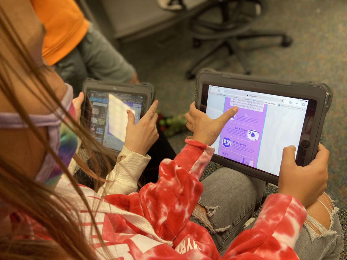 SchlieReed's tweet photo. @ElmwoodSDNB 5th graders work on earning their graphic visionary maker learning badge creating infographics  with Mr. Slonac, sharing their work with Principal Veal @SDNBSchools #SDNBLearns @Haebig https://t.co/R5x2chEfGm