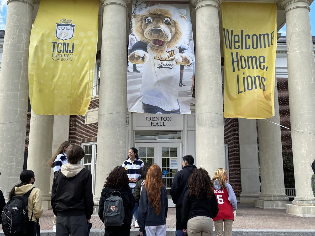 _HHS_GUIDANCE's tweet photo. Hoboken High School students recently visited @TCNJ , as part of the College Road Trips Series! Next stop will be @TempleUniv on Oct. 27th! https://t.co/S9VuZ4YnTA