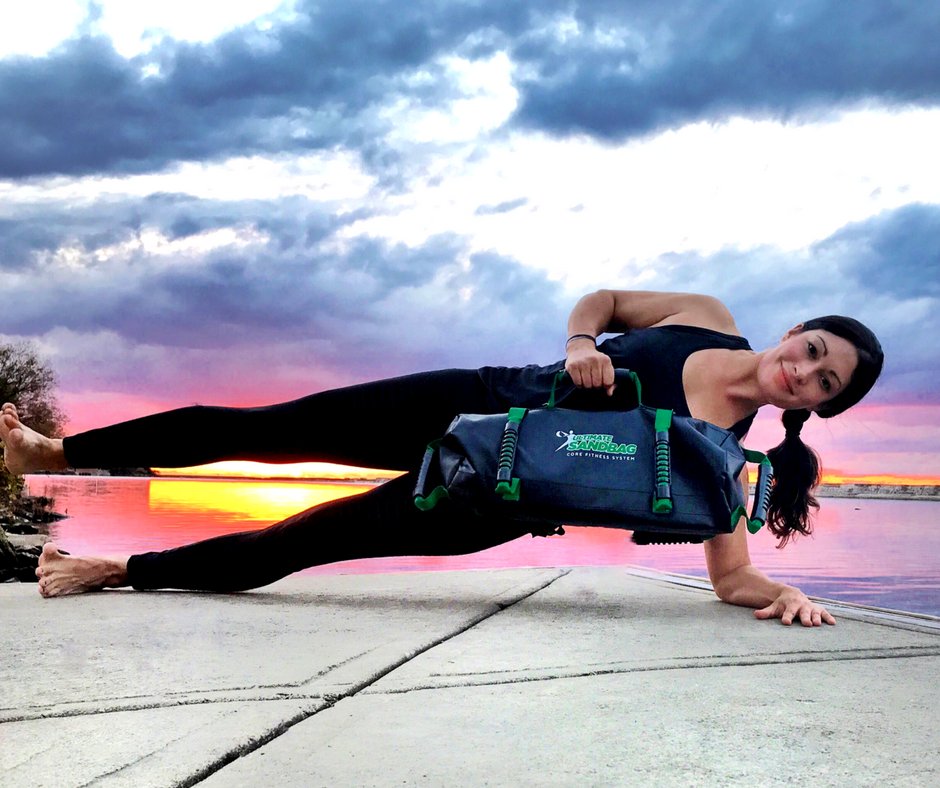 FitFoodieMama's tweet photo. Want to prevent common running injuries? Strengthen your core with the side plank! https://t.co/Xlqlma5yeR @ultimatesandbag #runchat #dvrtstrong #getstronger #runfaster https://t.co/gLvhItJF1s