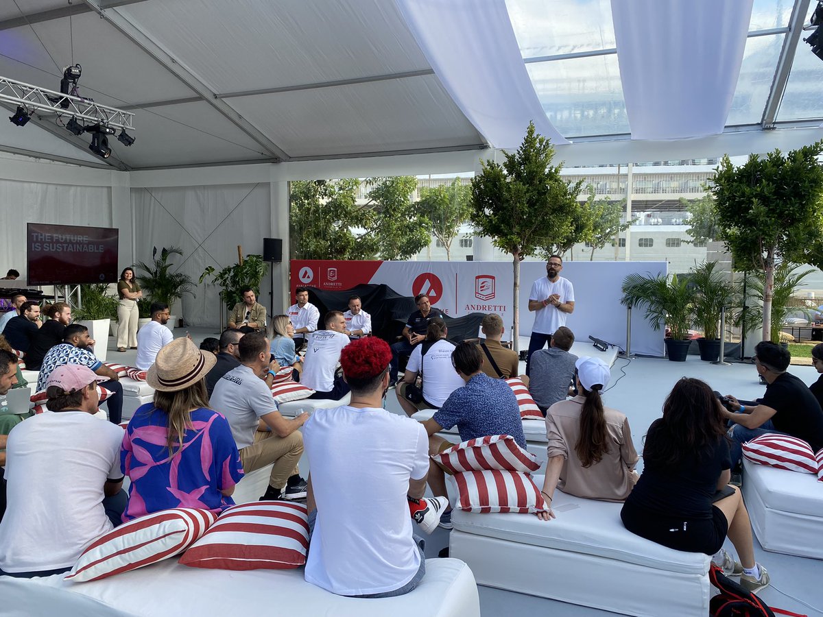 lucija_matic's tweet photo. Nice job #avalanche 👏

Like a little oasis at Burning Man, but in the city😝

And the best things is - it’s next to my home!

#avalanchehouse #LisbonBlockchainWeek https://t.co/Zwduq54wMS