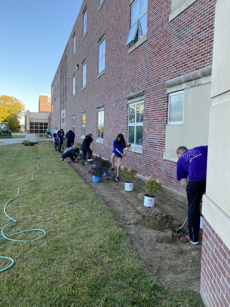 BpsConnect's tweet photo. Thanks to Emergen-Tree Health Services in #BellevueNE for helping to beautify the front of Bellevue East @ChieftainNation - Looks great + Will look even better with the mulch down! #bpsne @BellevueSchools #TeamBPS https://t.co/vwauLSxGBt
