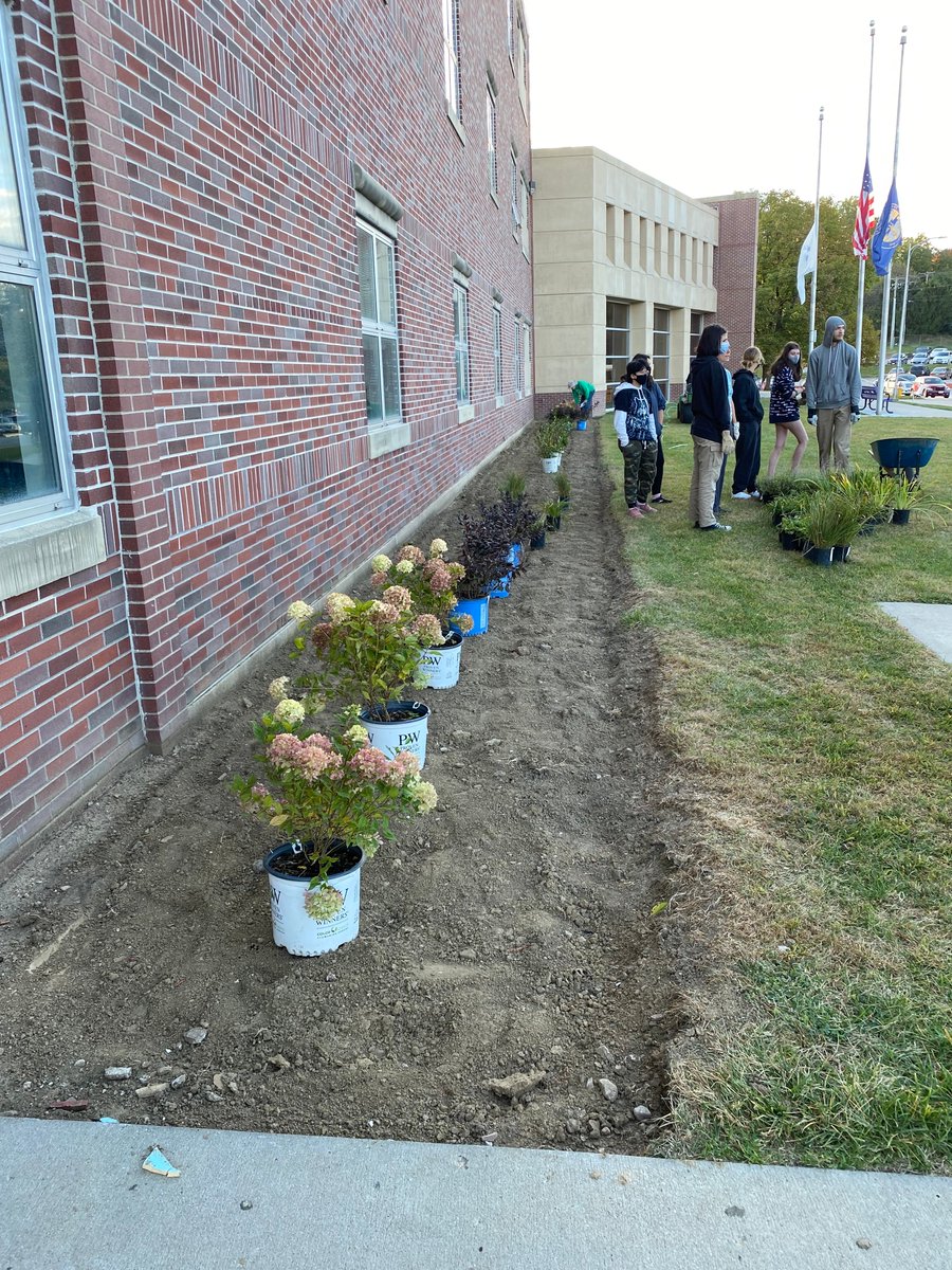 BpsConnect's tweet photo. Thanks to Emergen-Tree Health Services in #BellevueNE for helping to beautify the front of Bellevue East @ChieftainNation - Looks great + Will look even better with the mulch down! #bpsne @BellevueSchools #TeamBPS https://t.co/vwauLSxGBt