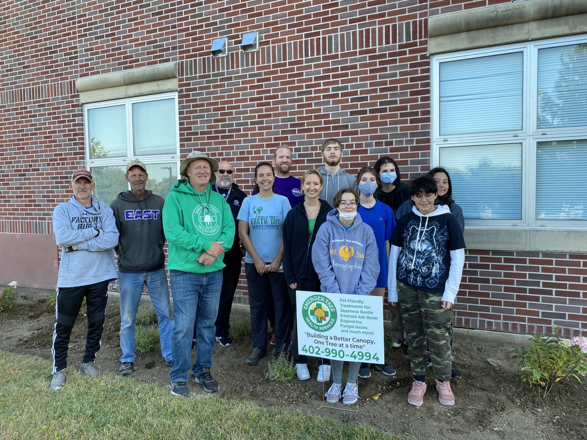 BpsConnect's tweet photo. Thanks to Emergen-Tree Health Services in #BellevueNE for helping to beautify the front of Bellevue East @ChieftainNation - Looks great + Will look even better with the mulch down! #bpsne @BellevueSchools #TeamBPS https://t.co/vwauLSxGBt