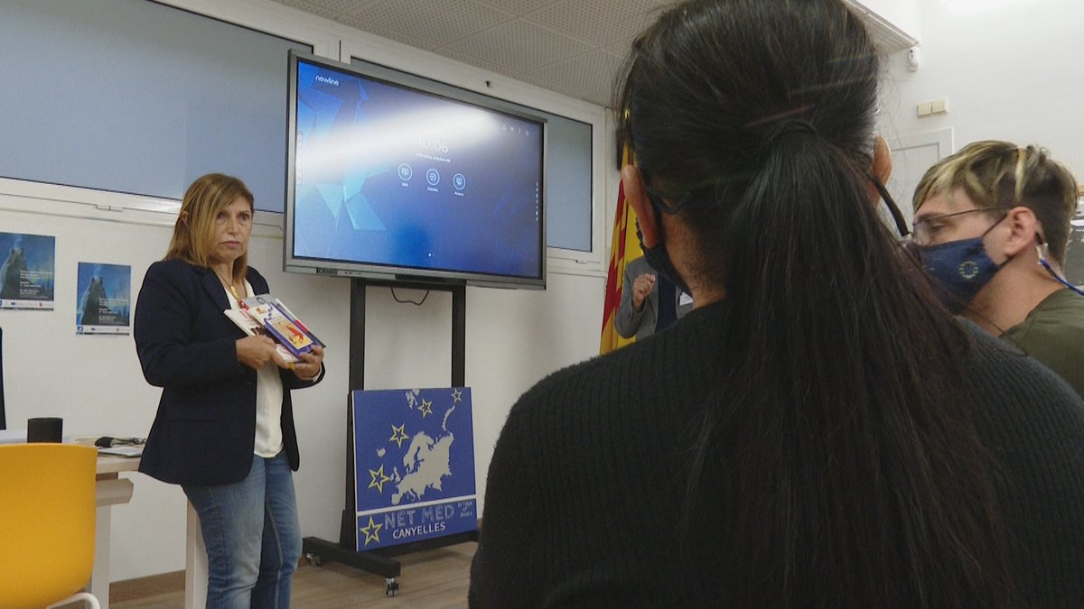 blaunoticies's tweet photo. 🎥 Canyelles omple de llibres l'espai de la biblioteca europea per a joves.Tècnics d’ajuntaments i associacions de municipis de 5 països s'hi troben per fomentar l’intercanvi cultural juvenil. @Aj_Canyelles @EUROCIVIS @Europarl_CAT #NetMed #bridgeofbooks

https://t.co/ysMCigP80v https://t.co/OF9QkTq7Bz