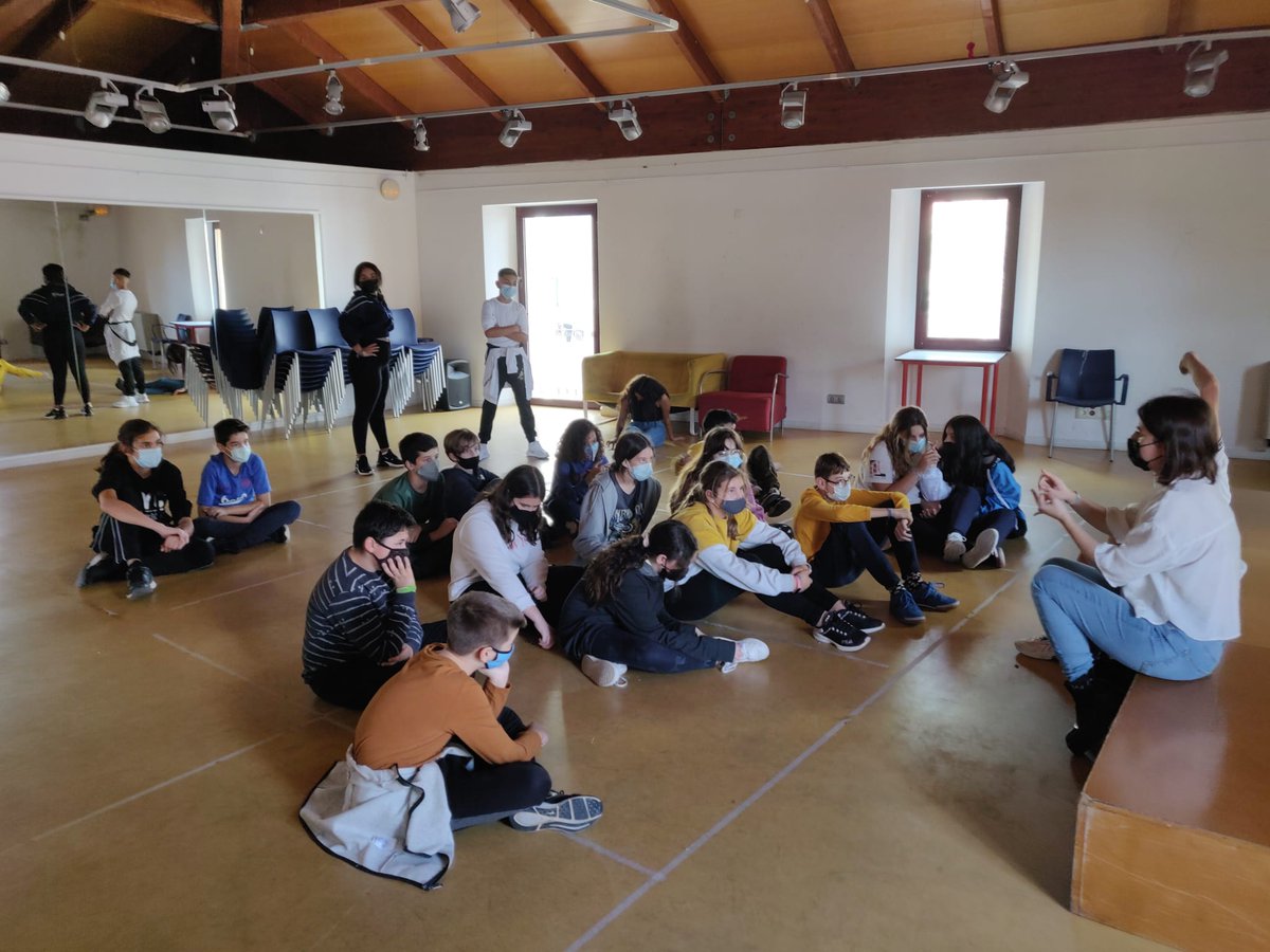 inselcalamot's tweet photo. Avui l'alumnat de 1r d'ESO A ha visitat la Casa Gran de #Gavà
@gavajove @aj_gava 
#ESOCalamot #femsortides https://t.co/oZFTunf7OM