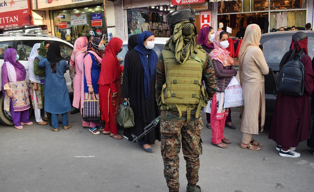 basiitzargar's tweet photo. Women being frisked by female CRPF constables in Lal Chowk area of Srinagar https://t.co/hfaDrkcYmG
