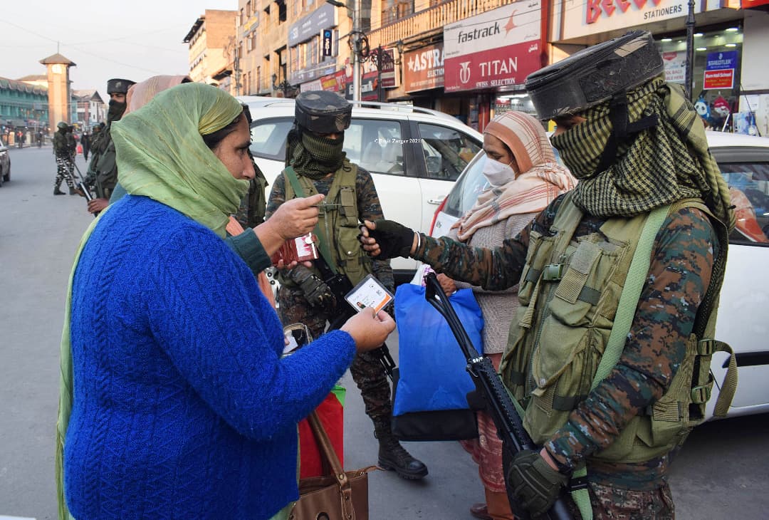 basiitzargar's tweet photo. Women being frisked by female CRPF constables in Lal Chowk area of Srinagar https://t.co/hfaDrkcYmG