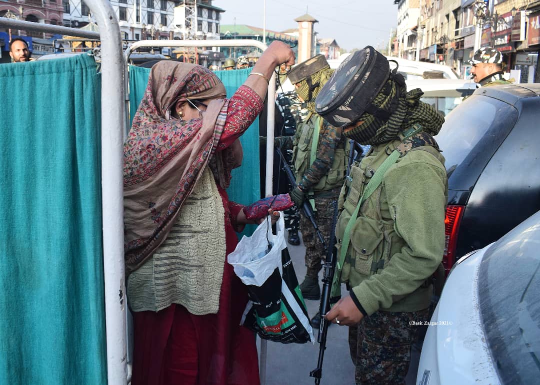 basiitzargar's tweet photo. Women being frisked by female CRPF constables in Lal Chowk area of Srinagar https://t.co/hfaDrkcYmG