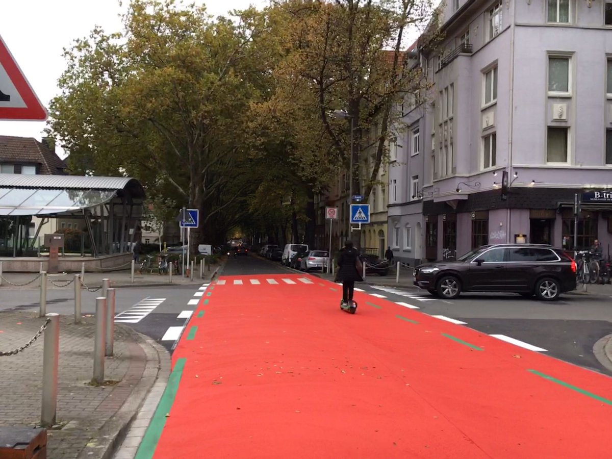 aufbruch_rad_do's tweet photo. Jetzt wird der rote Teppich fürs #Rad auf dem #Radschnellweg Ruhr ausgerollt!
Fertig ist er noch nicht: Fahrradstraßen- und Haltverbotsschilder fehlen, aber wir sind auf der Zielgeraden für den ersten Abschnitt des #RS1 in #Dortmund!
Mit schicken neuen Haifischzähnen gem. StVO! https://t.co/FN1mvgZduZ