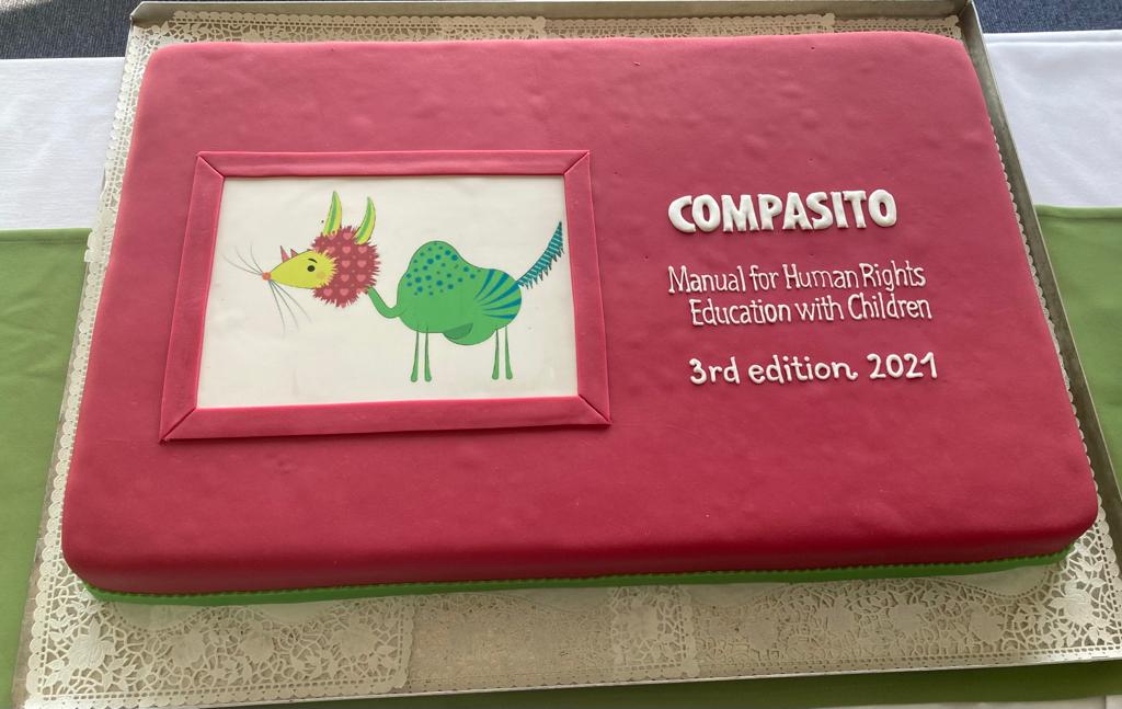 FanniMatyok's tweet photo. Inspiring afternoon with @gomesrui, Mária Herczog, @Tinnaros,@AntjeRothemund &amp; Adam Lambe. Thank you @YouthCOE for the fantastic launch of the newest edition of #compasito at the stunning venue of the @coe in #Budapest!Congrats to the authors for this invaluable work 👏 https://t.co/kLHgtDY8dO