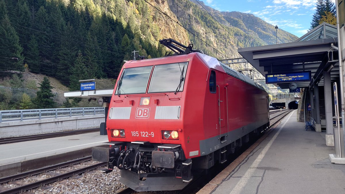TWeinlein's tweet photo. Warum ich gerne #Lokführer in der #Schweiz 🇨🇭 bin?

#Cargo #CargoLive #Streckenkunde #Lötschberg #Bergstrecke 

⬇️⬇️⬇️⬇️ https://t.co/skwPKQPbb3