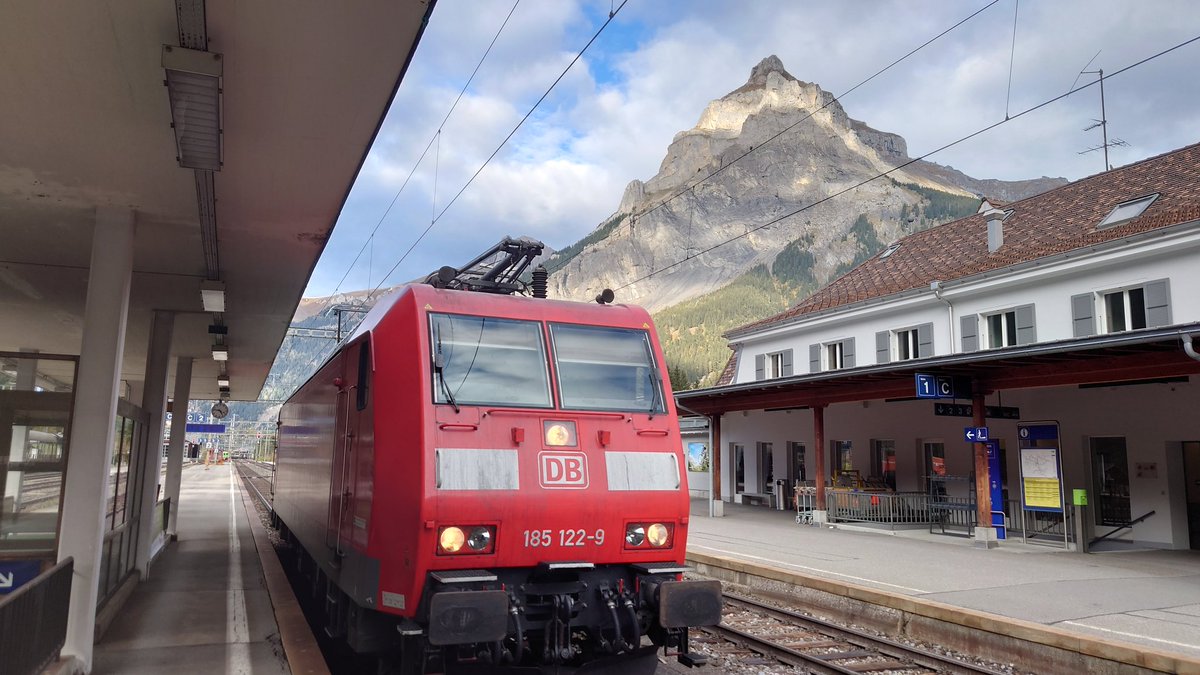 TWeinlein's tweet photo. Warum ich gerne #Lokführer in der #Schweiz 🇨🇭 bin?

#Cargo #CargoLive #Streckenkunde #Lötschberg #Bergstrecke 

⬇️⬇️⬇️⬇️ https://t.co/skwPKQPbb3