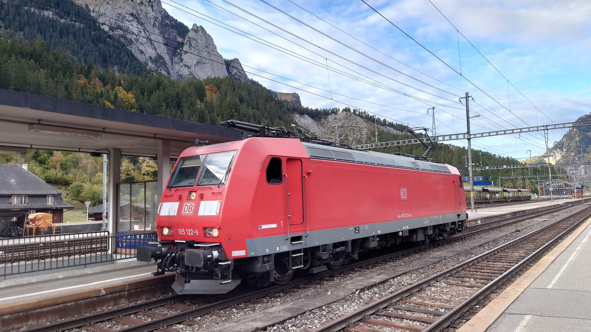 TWeinlein's tweet photo. Warum ich gerne #Lokführer in der #Schweiz 🇨🇭 bin?

#Cargo #CargoLive #Streckenkunde #Lötschberg #Bergstrecke 

⬇️⬇️⬇️⬇️ https://t.co/skwPKQPbb3