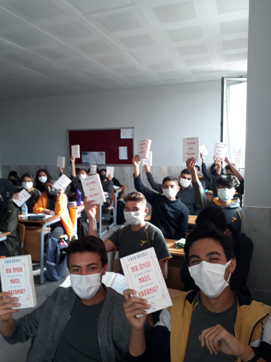 AksarayFL's tweet photo. Okulumuz öğrencileri kitap okuma alışkanlıklarını devam ettiriyor. Bu amaçla Sayın İlber Ortaylı hocamızın "Bir Ömür Nasıl Yaşanır?" adlı kitabını, okulumuz tarih öğretmeni Mustafa TOPUZ öncülüğünde tüm 9. ve 10. sınıf öğrencilerimiz okuyor. https://t.co/eYdrzETCMy
