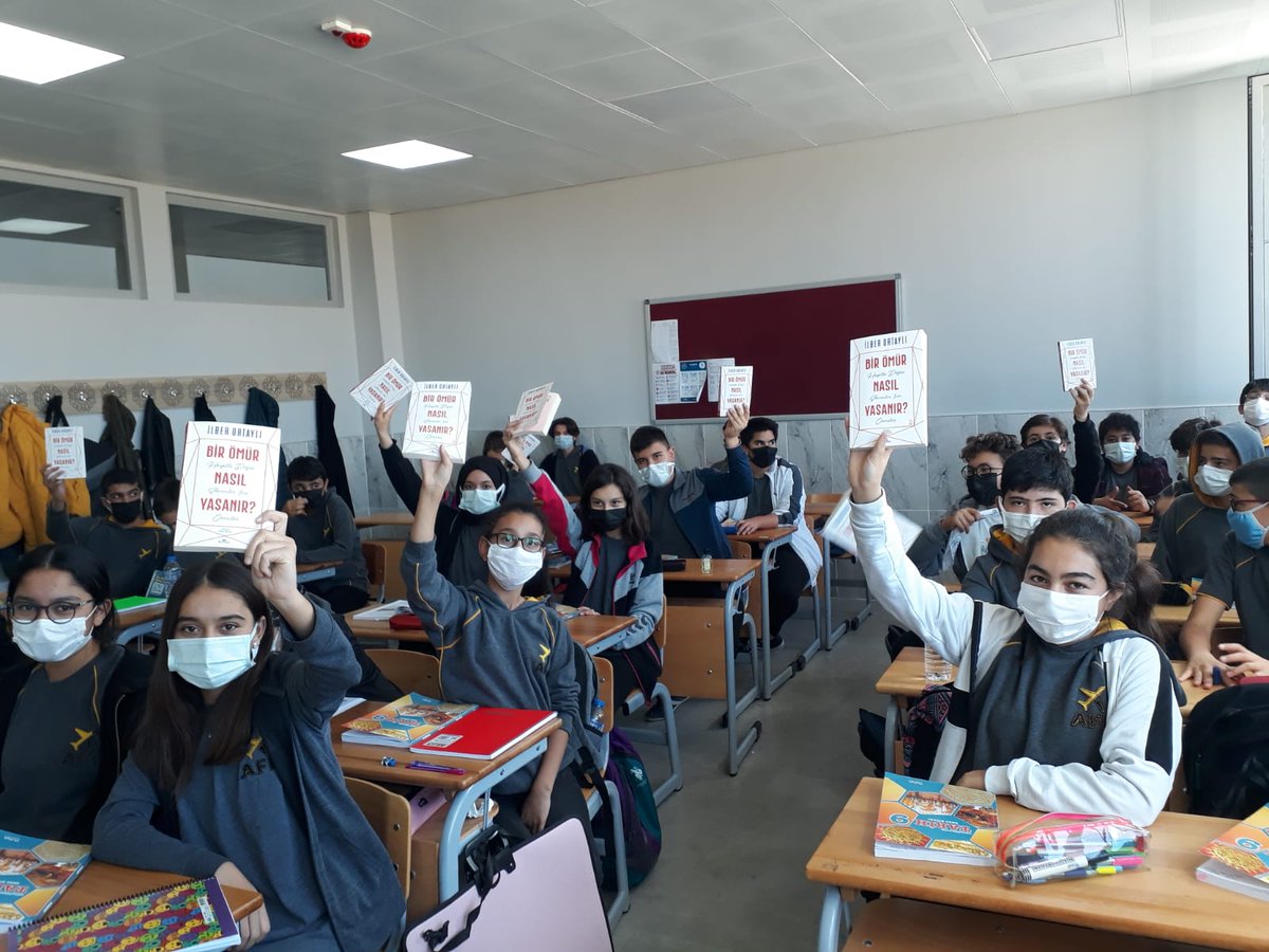 AksarayFL's tweet photo. Okulumuz öğrencileri kitap okuma alışkanlıklarını devam ettiriyor. Bu amaçla Sayın İlber Ortaylı hocamızın "Bir Ömür Nasıl Yaşanır?" adlı kitabını, okulumuz tarih öğretmeni Mustafa TOPUZ öncülüğünde tüm 9. ve 10. sınıf öğrencilerimiz okuyor. https://t.co/eYdrzETCMy