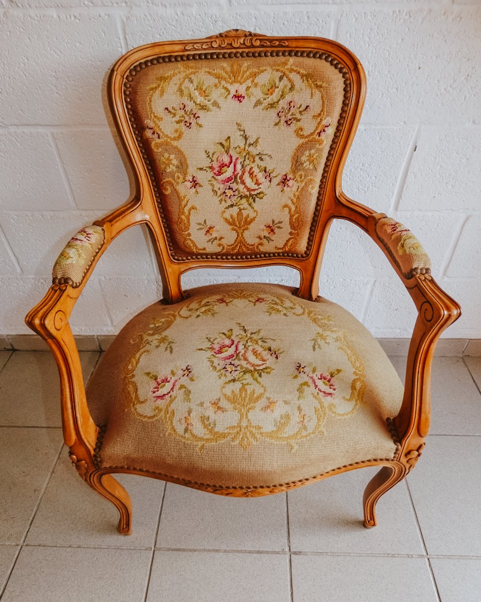 transferantique's tweet photo. Are you an aficionado of rich interiors? Then this Louis XV chair is for you! 🥰  This chair epitomizes the Louis XV style: a gracefully rounded back, curved arms that end before the edge of the seat, and carved accents. Offered by The Retrohouse on #Transferantique. https://t.co/RKCxobMya4