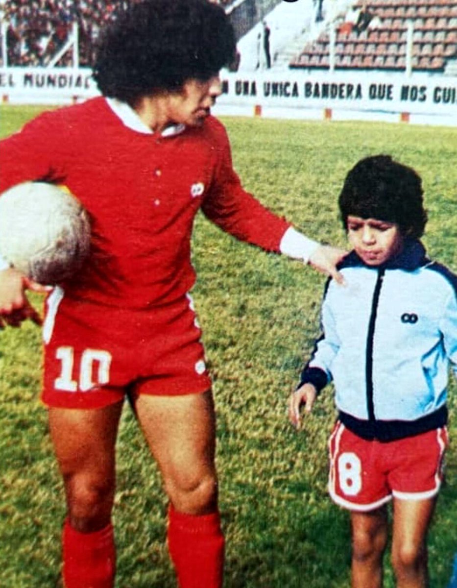 Hace 45 años comenzaba a escribirse la leyenda. Ese día mi hermano debutaba en la primera de @aaajoficial jugando ante @tallerescbaoficial . Tenía 15 años, 11 meses y 20 días. 

A partir de ese momento todo lo que Diego nos mostró fue algo inolvidable. 

#DiegoEterno