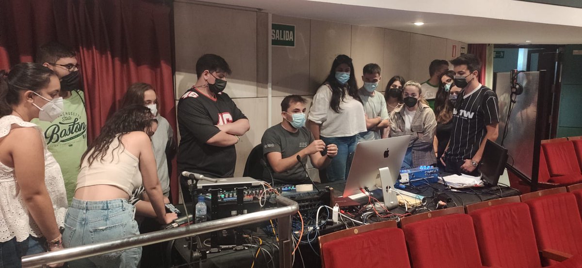 lopezdeayala's tweet photo. El #44festivalteatrobadajoz hoy sirve de aula de enseñanza para alumnos @indocavuex con dos maestros: el actor @JesusTorresAct y Jesús Díaz finalista @PremiosMax diseño de iluminación
En 3 horas se sube el telón del @lopezdeayala para disfrutar de 'Puños de harina' @elaedoteatro https://t.co/BhkuJw4kwN