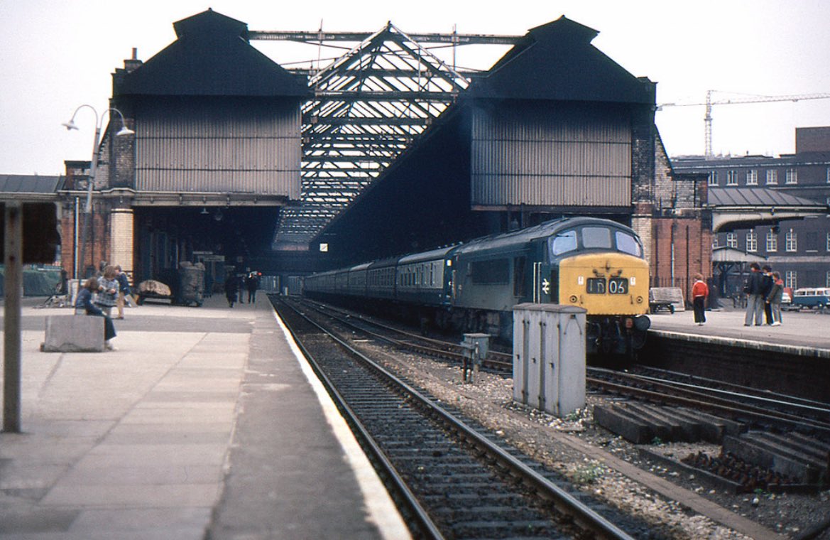 45123 waits at Leicester with 1D06 the 09:30 St Pancras to Nottingham, May 1975 #MidWeekPeak

📸 Ed Walton