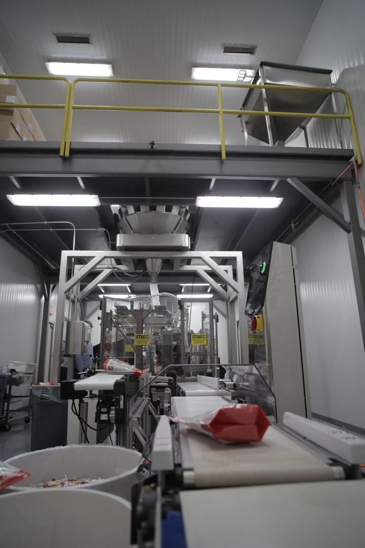 baudererpackage's tweet image. There&apos;s always something moving down the line at our facility. These tasty snacks are on their way to somewhere great.  
#copacker #foodpackaging