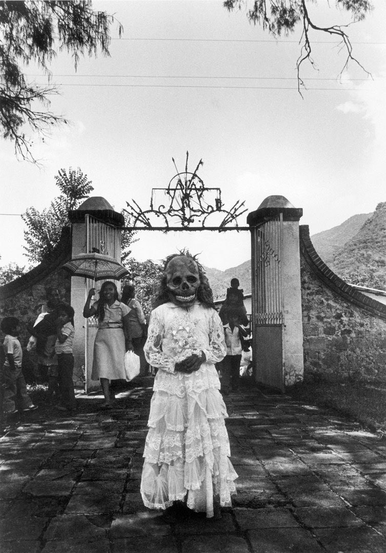 ddoniolvalcroze's tweet photo. First communion, Chalma, México  1984. Photo by Graciela Iturbide https://t.co/2alDDe3pNc