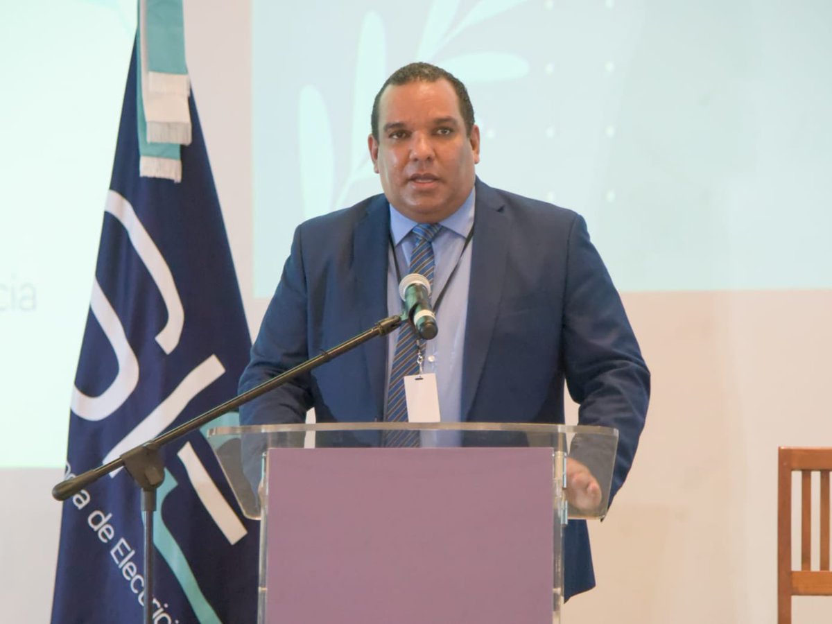 Edward Veras, director ejecutivo de la <a href="/CNE_RD/">Comisión Nacional de Energía</a> expuso los criterios para el replanteamiento de la normativa, los ajustes de algunos parámetros operativos y las exigencias a nuevos proyectos de generación renovable.
