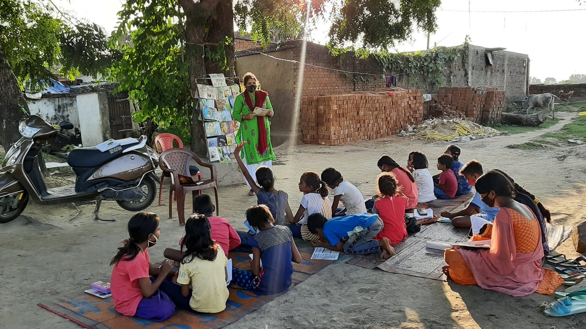 UshaDubey05's tweet image. #Mobile_Library 
चलता फिरता पुस्तकालय और प्यारे बच्चों का उत्साह📚📚🖼️