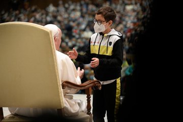 [VIDEO] Un jeune enfant handicapé monte au côté du Pape au début de l’audience ! FCJzFqFWUAYW_mb?format=jpg&name=360x360