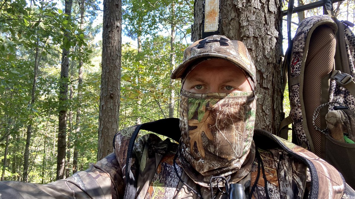 1cast1fish's tweet photo. Just hanging out 25ft in a tree #hunting #huntinglife https://t.co/WSwmLnWMHl