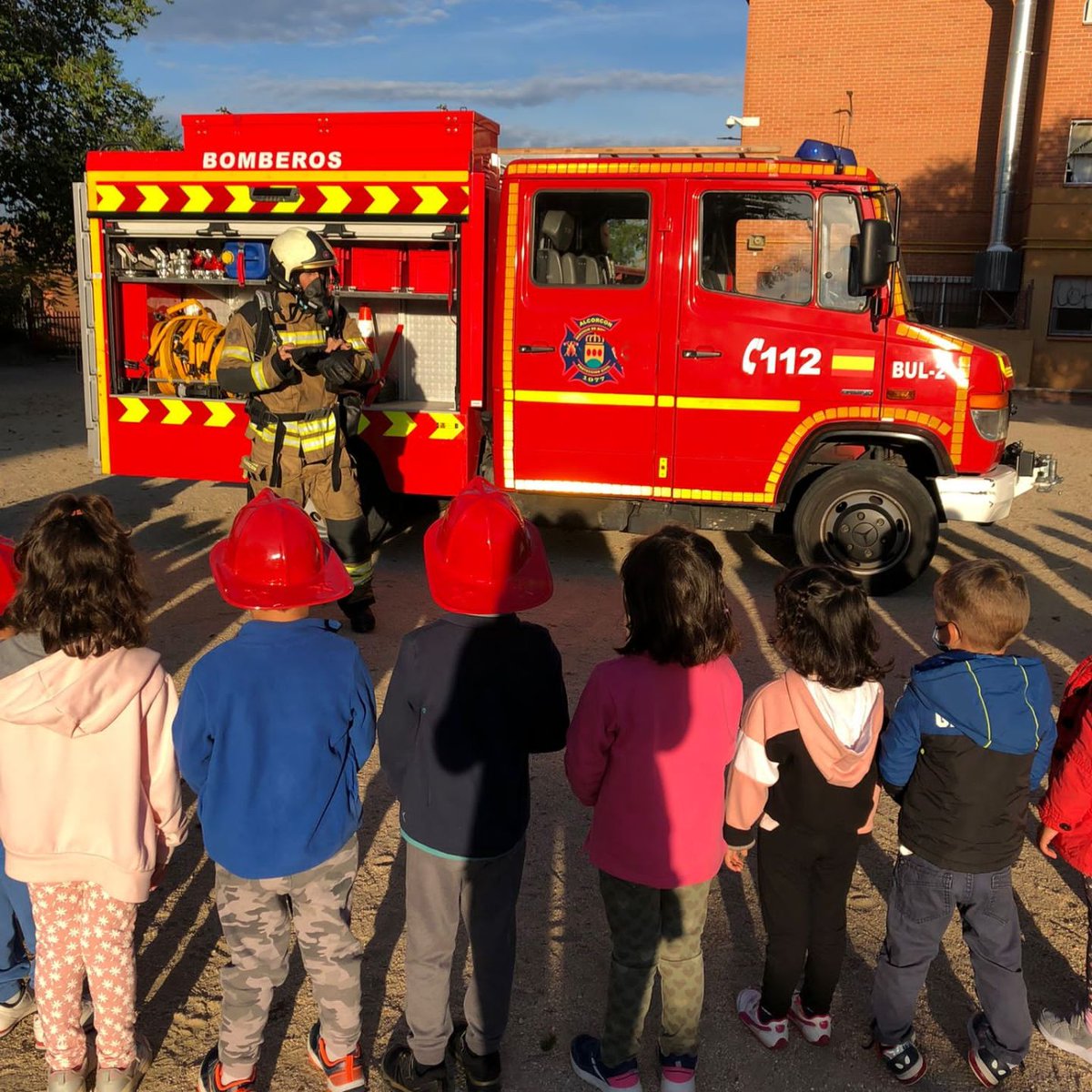 CarmenCondeAlc's tweet photo. Y LLEGARON LOS BOMBEROS!🧑‍🚒🚒Y nuestro patio se llenó de risas, nervios y emoción.¡Cómo han disfrutado y aprendido los peques de infantil! 👏👏Sus caras lo decían todo🥰Gracias @alcorconbombero!!🤗  #colegiopúblicobilingüe #alcorcóneducación #proyectobomberos #pequesdisfrutones🤩 https://t.co/fLvbI56Ba6