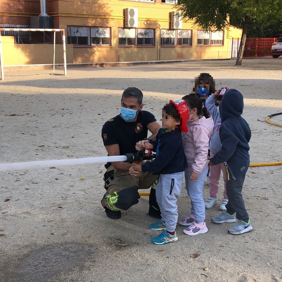 CarmenCondeAlc's tweet photo. Y LLEGARON LOS BOMBEROS!🧑‍🚒🚒Y nuestro patio se llenó de risas, nervios y emoción.¡Cómo han disfrutado y aprendido los peques de infantil! 👏👏Sus caras lo decían todo🥰Gracias @alcorconbombero!!🤗  #colegiopúblicobilingüe #alcorcóneducación #proyectobomberos #pequesdisfrutones🤩 https://t.co/fLvbI56Ba6