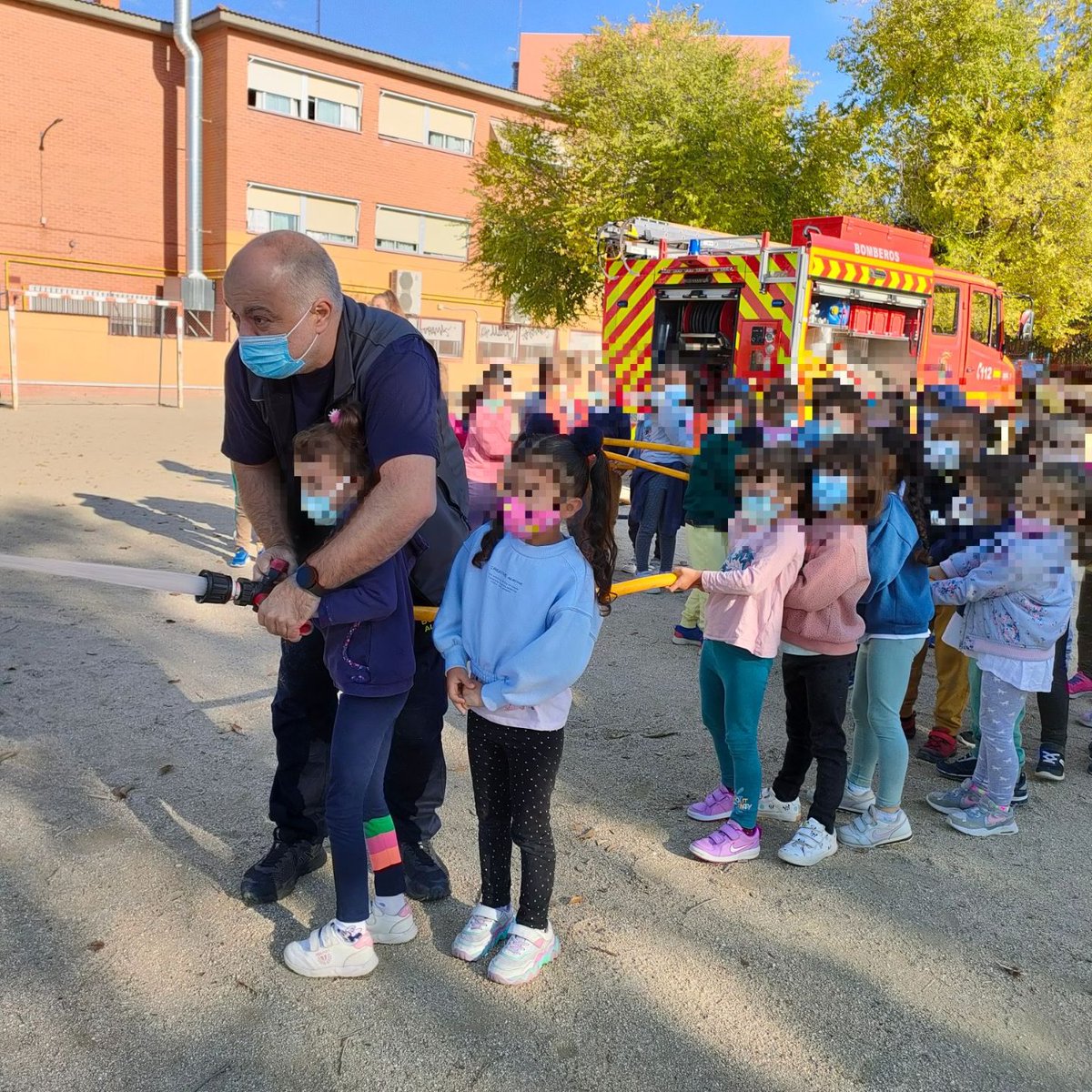 CarmenCondeAlc's tweet photo. Y LLEGARON LOS BOMBEROS!🧑‍🚒🚒Y nuestro patio se llenó de risas, nervios y emoción.¡Cómo han disfrutado y aprendido los peques de infantil! 👏👏Sus caras lo decían todo🥰Gracias @alcorconbombero!!🤗  #colegiopúblicobilingüe #alcorcóneducación #proyectobomberos #pequesdisfrutones🤩 https://t.co/fLvbI56Ba6