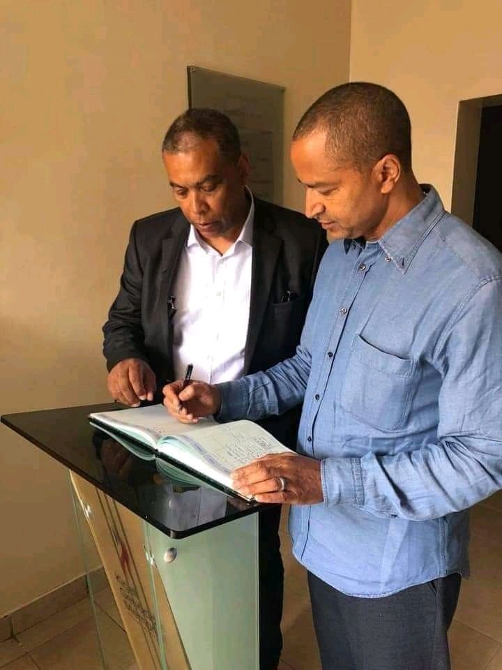 papy_ndaye's tweet photo. Photo de l'apprentissage rédactionnel de sa lettre.
@CivuadiKalanga 
@CynthiaWina5 
@auguyka70 https://t.co/N54u9x862L