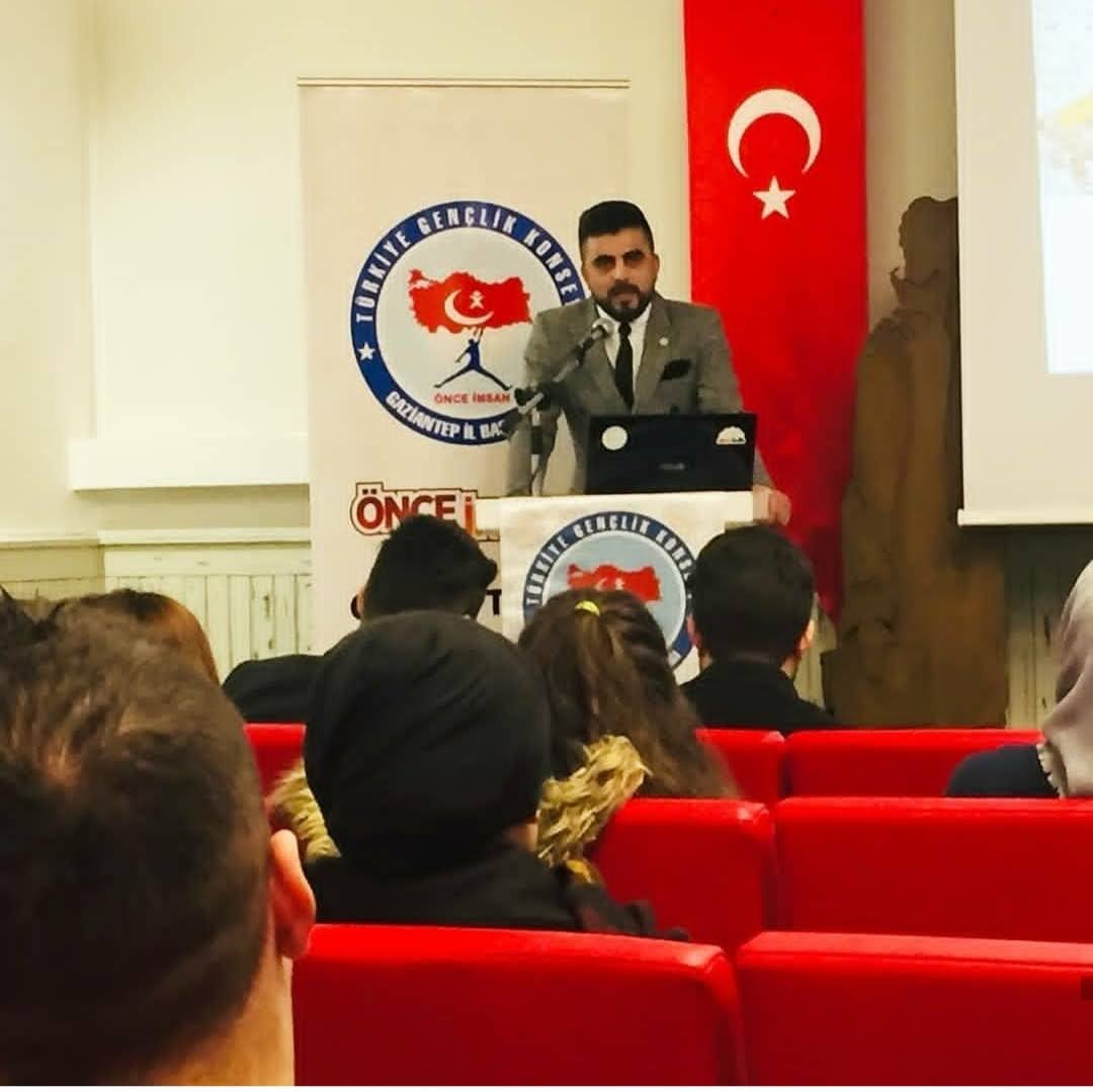 Aile ve Sosyal Hizmetler bakanlığına bağlı olarak çalışan #ekdersli genç kardeşlerim. Derneğiniz hayırlı olsun. 
Mağduriyetiniz giderilene kadar bir genç kardeşiniz olarak yanınızda olmaya devam edeceğim. Üvey evlat muamelesi görsenizde siz bizim geleceğimizin ilk temelisiniz..