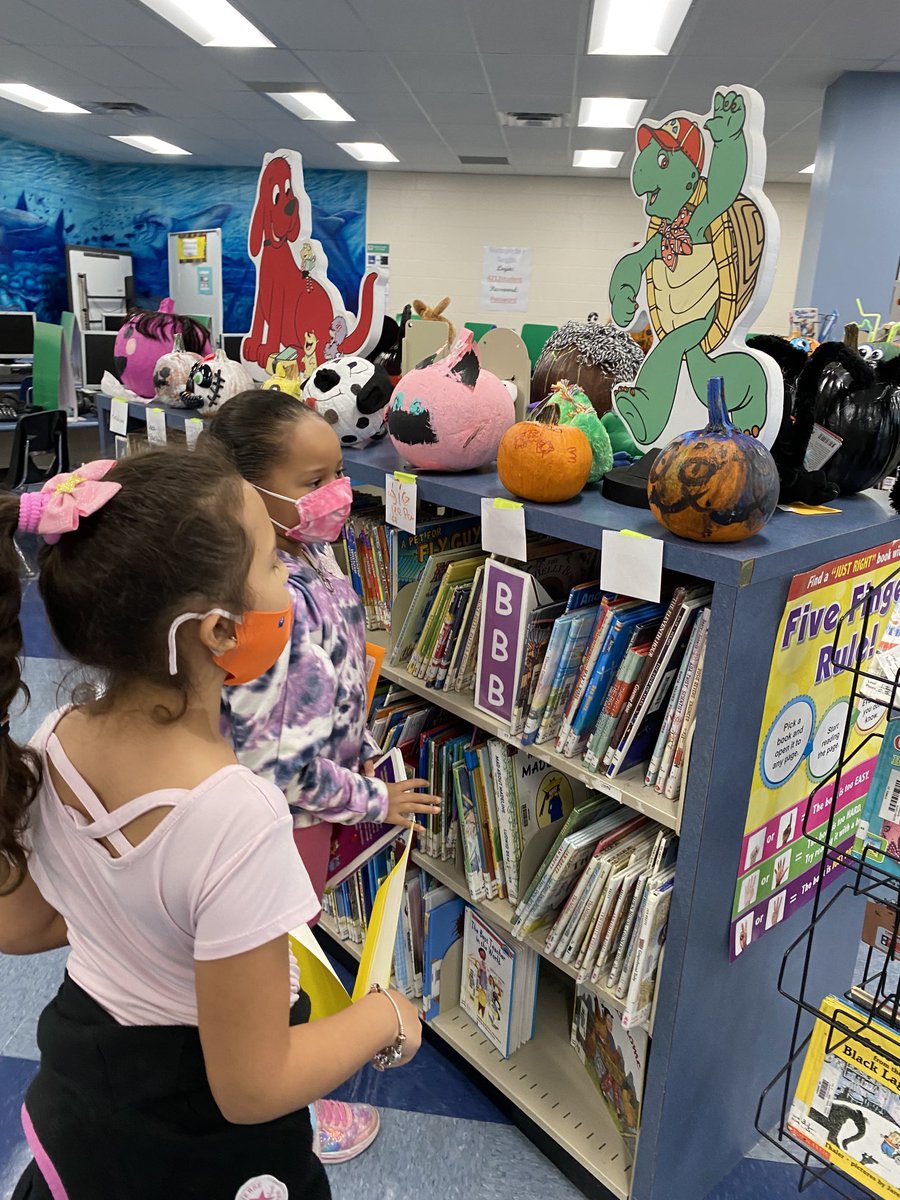 MsCookandClass's tweet photo. Checking out the storybook pumpkins our ⁦@symmessharks⁩ students made! 🎃 📚 https://t.co/WtGJSswSBR