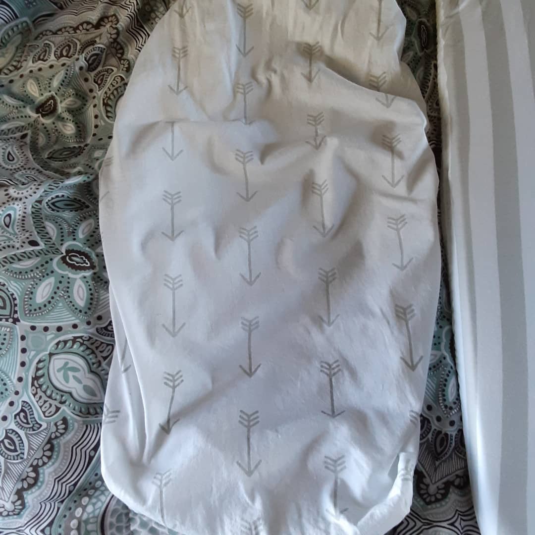 toler_amy's tweet photo. https://t.co/1sAP1YbXz9
My bedside sleeper bassinet is not a mika micky brand but sheets compatible with that brand fit my bassinet. These sheets say universal fit and they fit. As you can see in the second picture, that is on her bassinet "mattress" it is not loose at all, tight https://t.co/sWv2s4KPbN