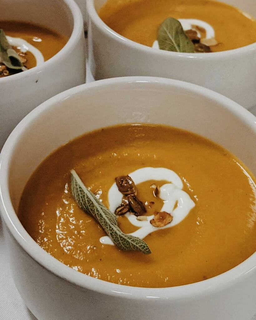 visionarycater's tweet photo. Butternut squash soup with creme fraîche &amp; roasted pumpkin seeds. 🥣 
•
•
•
#butternutsquash #butternutsquashsoup #soup #food #foodporn #catering #yyc #calgarycatering https://t.co/vUCVZHRvbI https://t.co/EJ1uSGDRjV