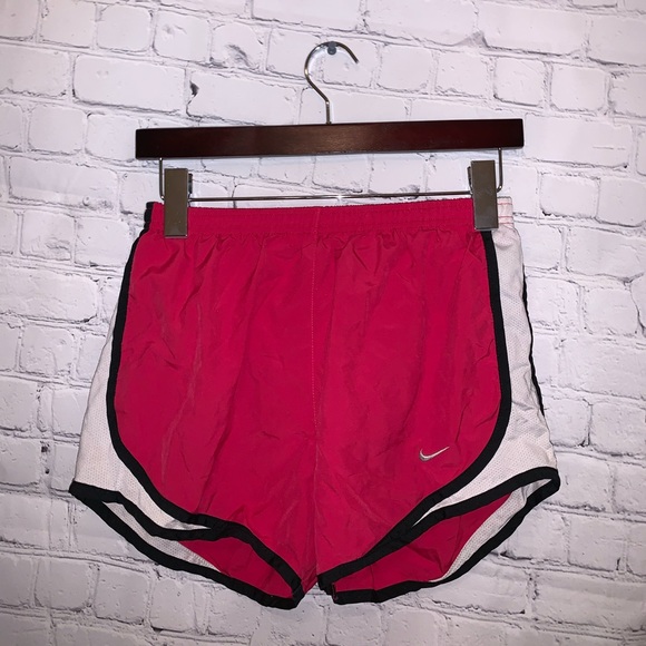 lolascloset's tweet photo. So good I had to share! Check out all the items I'm loving on @Poshmarkapp #poshmark #fashion #style #shopmycloset #soffe #nike #lillypulitzer: https://t.co/ZRglSKbdLx https://t.co/rPM3WOh0Rz