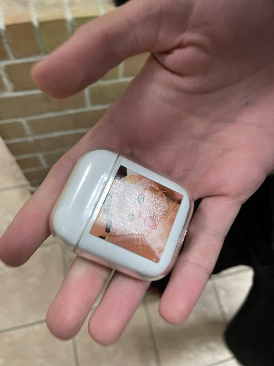 MaxSnchl's tweet photo. 🚨RT SVP🚨on a retrouvé des AirPods au lycée Ribot au deuxième étage et on l’a dépose au bureau des surveillants. Pour celui où celle qui les a égarés voici la photo des AirPods: https://t.co/bXc6H8x2RZ