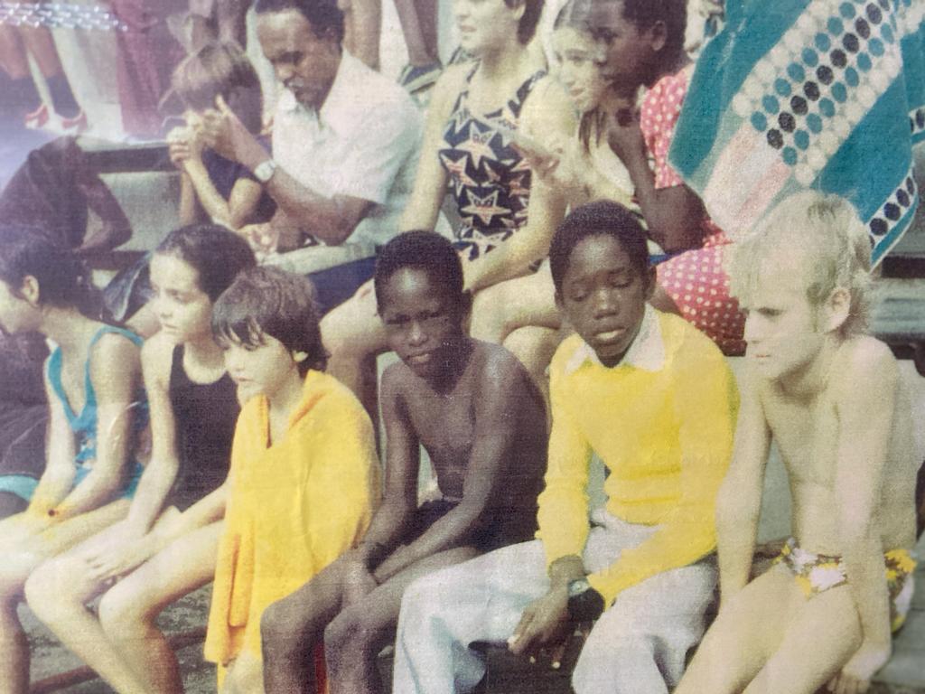 Do fundo do meu baú descobri esta pérola do ano de 1978, época em que conquistei o meu primeiro título nacional de Natação. Ao meu lado, o Eng. José Mendes, o meu irmão, mano Benito um craque no futebol e Hóquei, piloto de carros, e comentador de Fórmula 1 na Super Sport. 

#GM