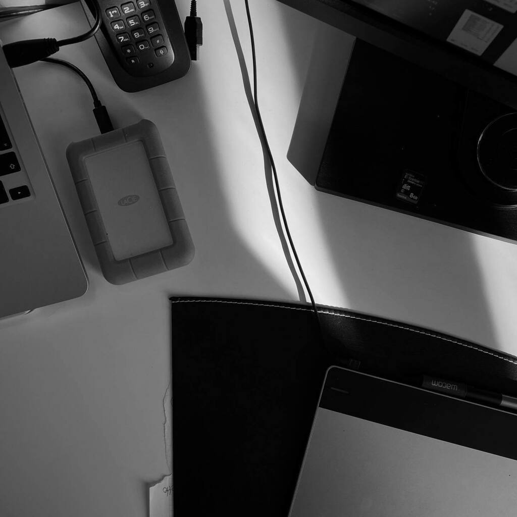 RicciSpeckels's tweet photo. Office… #officelook #weekday #havetodoit #arbeiten #schattenspiel https://t.co/HFGQGX9Ziw