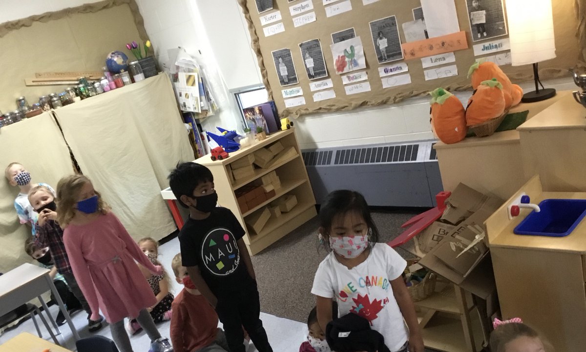 MrsNGauthier's tweet photo. Today we celebrated everything patterns! We wore patterns, made patterns out of our snacks, created patterns with our friends, had the opportunity to create pattern crown and and even created our own patterns for our friends to name. @StPatrickGuelph https://t.co/pNUNvR71Bn