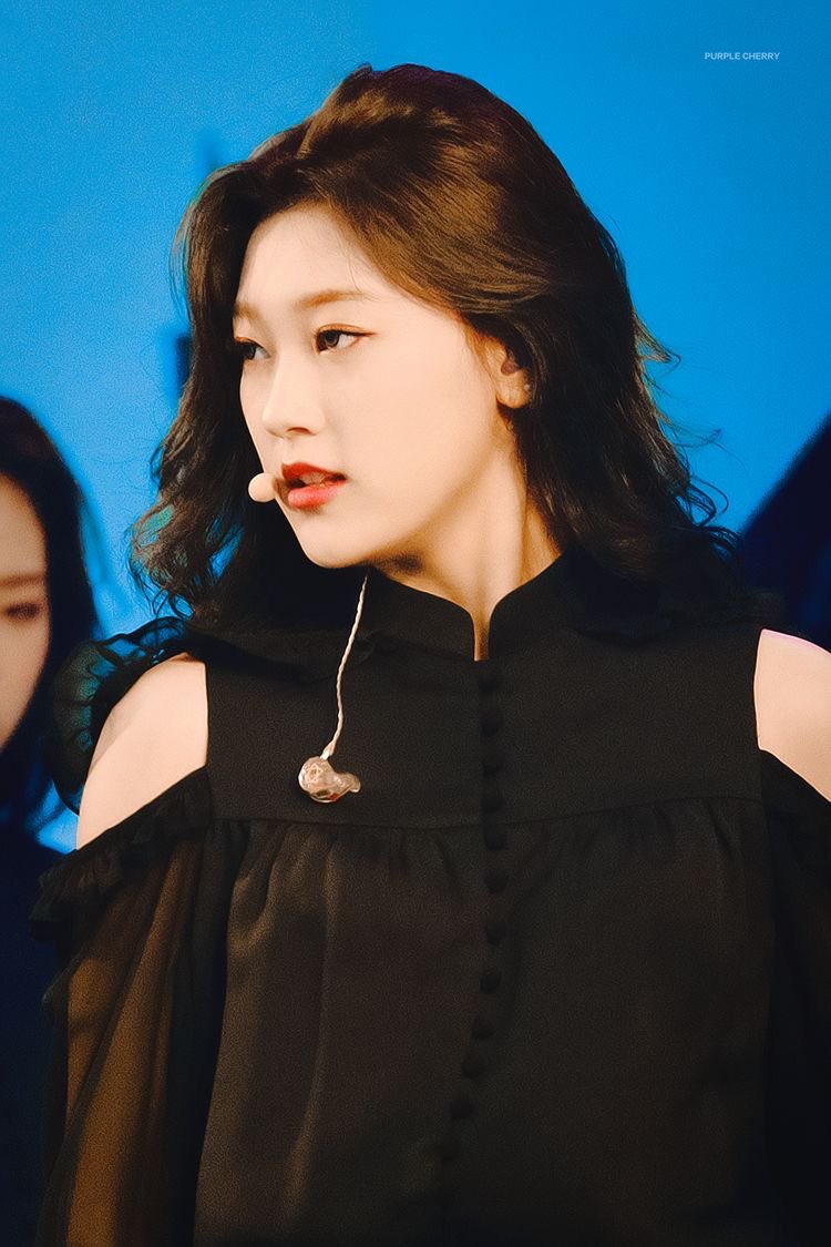 she just radiates stage presence

<a href="/loonatheworld/">이달의 소녀(LOOΠΔ)</a> #CHOERRY