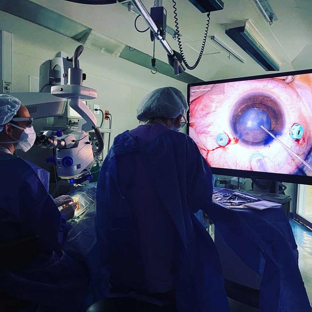 LuzEConcha's tweet photo. Gran día hoy en cirugía; operamos con el 4K HD 3D #artevo dos casos de pacientes con #parsplanitis #uveitis #catarata #retina en @HospitalApec HospitalApec https://t.co/32YcEVlfbm